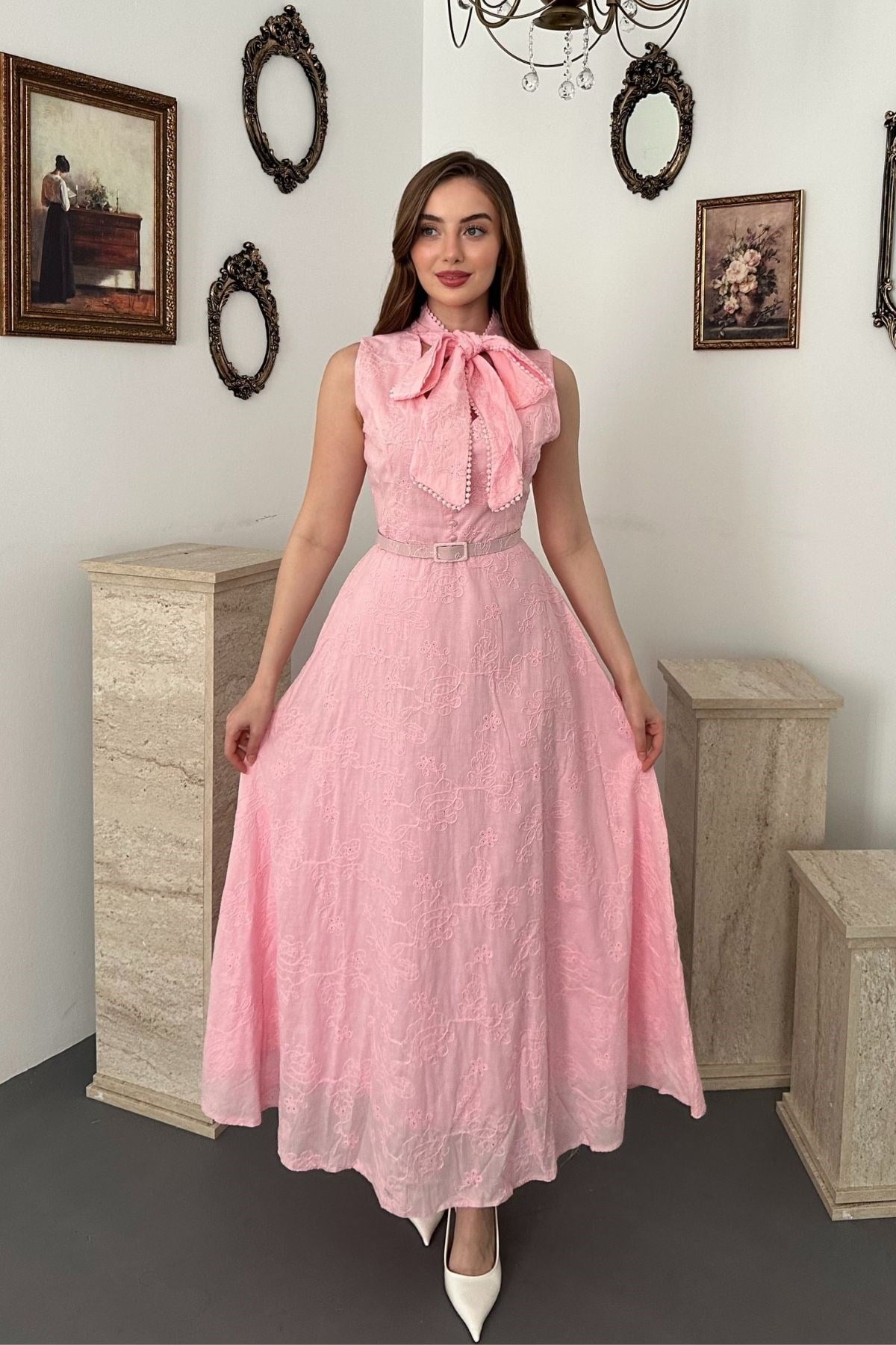 Pembe Brodeli Boynundan Bağlamalı Elbise