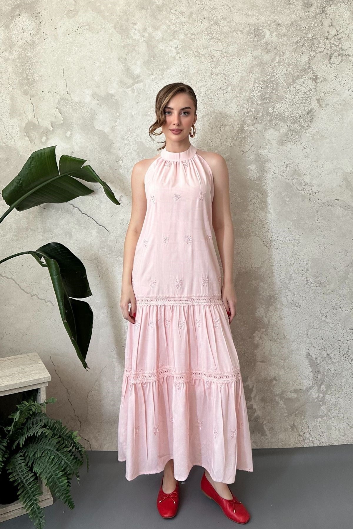 Pembe Güpür Detaylı Kat Kat Maxi Elbise