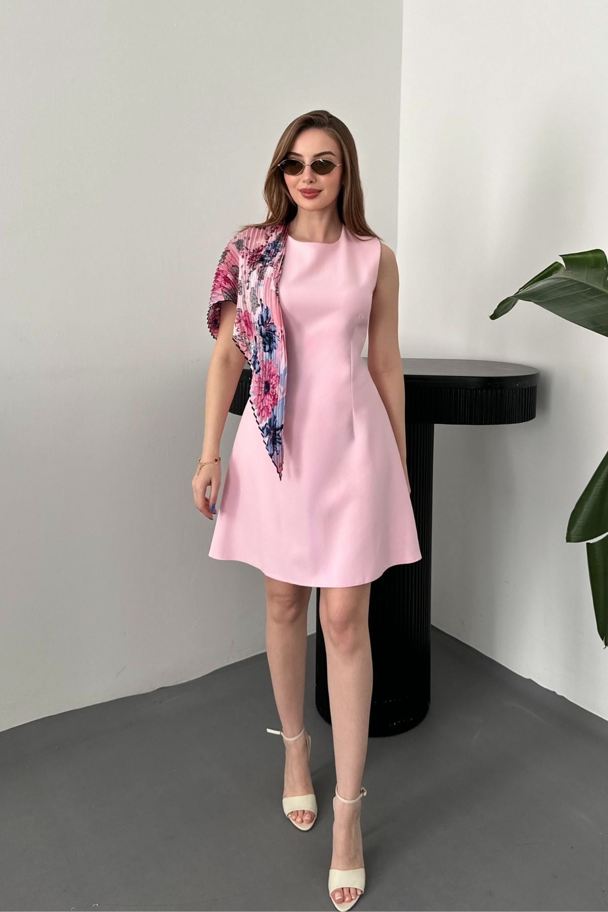 Pembe Kolsuz Kısa Elbise