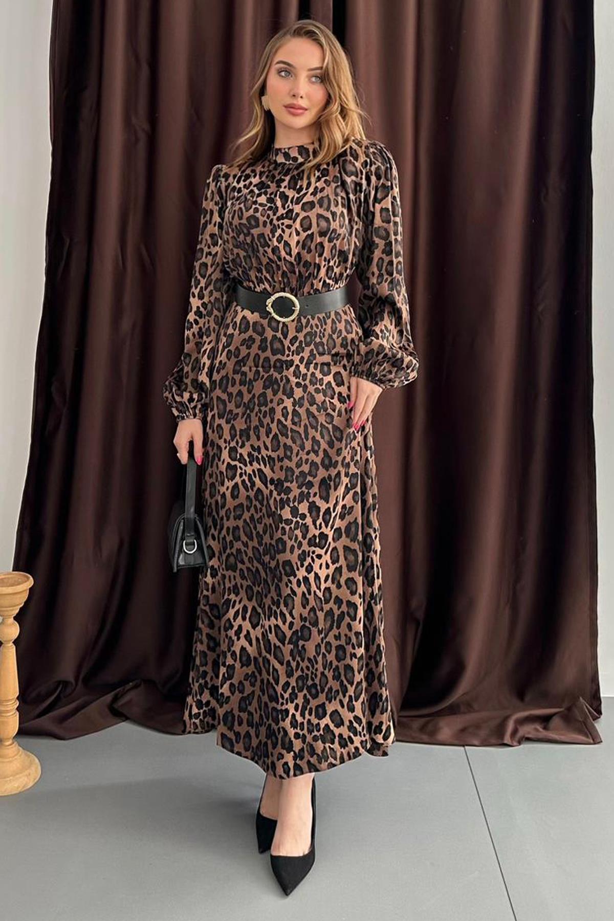 Vatkalı Kemer Detaylı Leopar Elbise