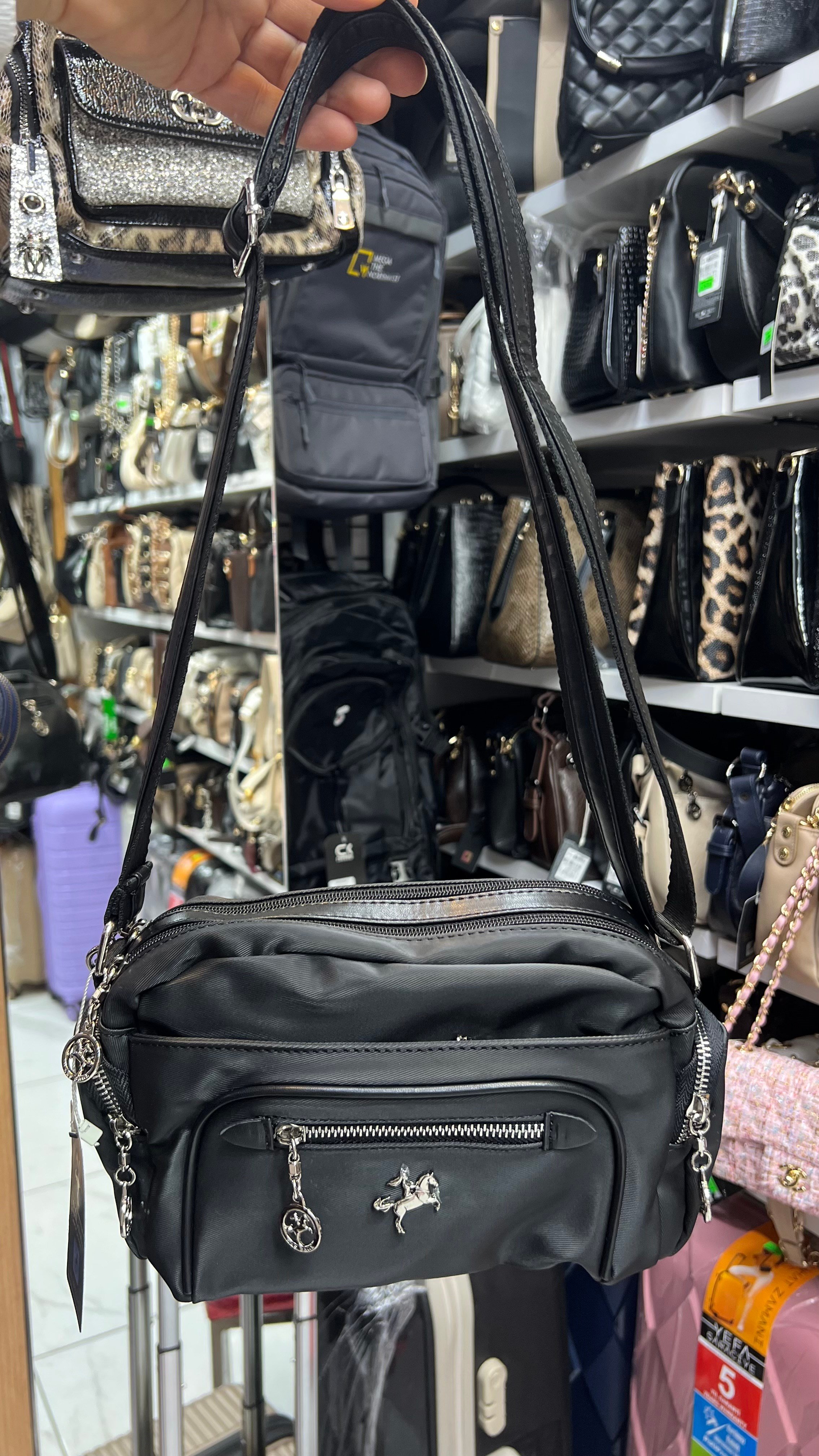 Siyah buzi kumaş  renk 1453 Nas Bags çok gözlü postacı çapraz askılı çanta ebat 26cm16 cm