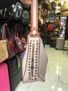 bej Nas Bag  zımba detaylı şık tasarımıyla en çok tercih edilen omuz çantası modellerimizdendir . Modelimiz 36x33x15 cm ebatlarındadır.