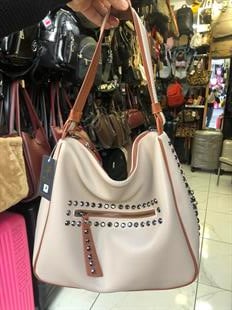 bej Nas Bag  zımba detaylı şık tasarımıyla en çok tercih edilen omuz çantası modellerimizdendir . Modelimiz 36x33x15 cm ebatlarındadır.
