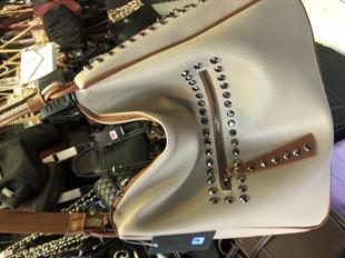 bej Nas Bag  zımba detaylı şık tasarımıyla en çok tercih edilen omuz çantası modellerimizdendir . Modelimiz 36x33x15 cm ebatlarındadır.