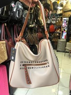 bej Nas Bag  zımba detaylı şık tasarımıyla en çok tercih edilen omuz çantası modellerimizdendir . Modelimiz 36x33x15 cm ebatlarındadır.