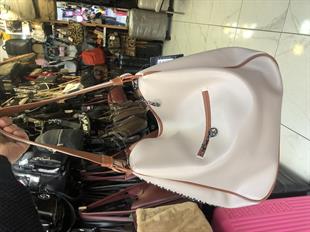 bej Nas Bag  zımba detaylı şık tasarımıyla en çok tercih edilen omuz çantası modellerimizdendir . Modelimiz 36x33x15 cm ebatlarındadır.