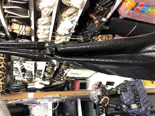 Büyük ebat  kol çantası veya serhat içi. Çanta