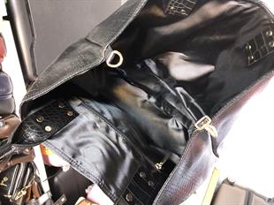 Büyük ebat  kol çantası veya serhat içi. Çanta