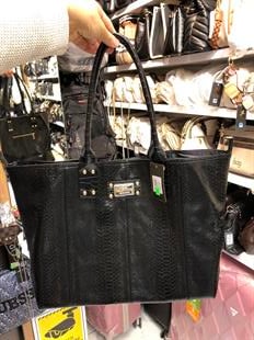 Büyük ebat  kol çantası veya serhat içi. Çanta