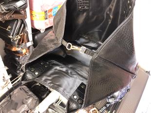 Büyük ebat  kol çantası veya serhat içi. Çanta