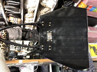 Büyük ebat  kol çantası veya serhat içi. Çanta