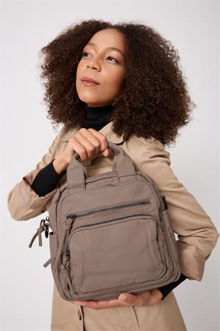 Kadın kol ve sırt çantası yıkanmış deri