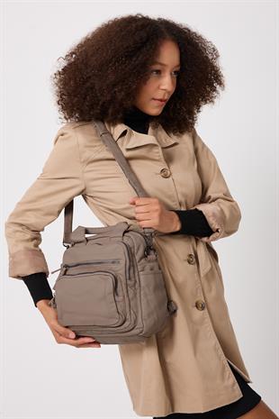 Kadın kol ve sırt çantası yıkanmış deri