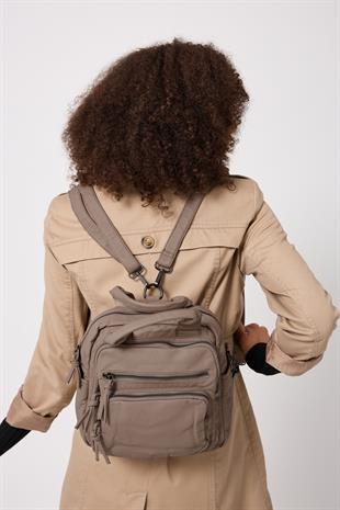 Kadın kol ve sırt çantası yıkanmış deri