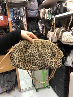 koyu Leopar renk Burslu portföy çanta postacı askılı. 