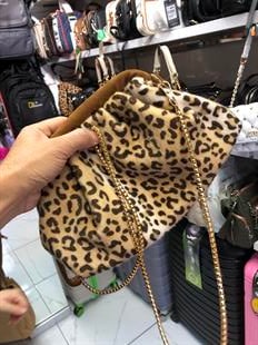 Leopar renk Burslu portföy çanta postacı askılı. 