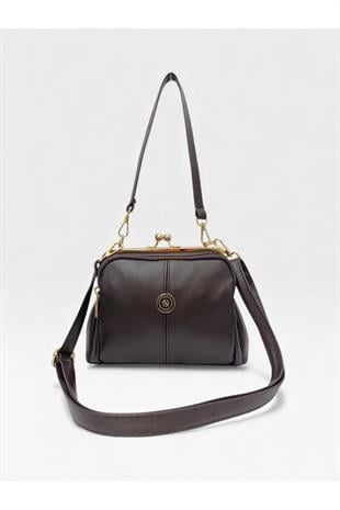 Sanmorris kilipsli çanta el askısı 27 cmdir.  Şık tasarı