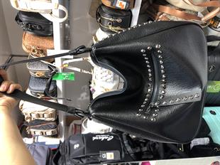 Siyah Nas Bag  zımba detaylı şık tasarımıyla en çok tercih edilen omuz çantası modellerimizdendir . Modelimiz 36x33x15 cm ebatlarındadır.