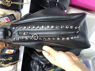 Siyah Nas Bag  zımba detaylı şık tasarımıyla en çok tercih edilen omuz çantası modellerimizdendir . Modelimiz 36x33x15 cm ebatlarındadır.