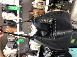 Siyah Nas Bag  zımba detaylı şık tasarımıyla en çok tercih edilen omuz çantası modellerimizdendir . Modelimiz 36x33x15 cm ebatlarındadır.