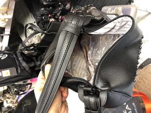 Siyah Nas Bag  zımba detaylı şık tasarımıyla en çok tercih edilen omuz çantası modellerimizdendir . Modelimiz 36x33x15 cm ebatlarındadır.