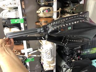 Siyah Nas Bag  zımba detaylı şık tasarımıyla en çok tercih edilen omuz çantası modellerimizdendir . Modelimiz 36x33x15 cm ebatlarındadır.