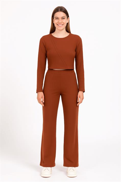 For You Moda'da Kahverengi Renkli Waffle Kumaş Uzun Alt Üst Takımı %100 Doğal Pamuk Kumaştan üretilmiştir. Şıklığı ve rahatlığı bir arada sunan bu takım ile tarzınızı konuşturun! For You Moda Waffle Kumaş Uzun Alt Üst Takım – Kahverengi | %100 Pamuk Doğal Kumaş
