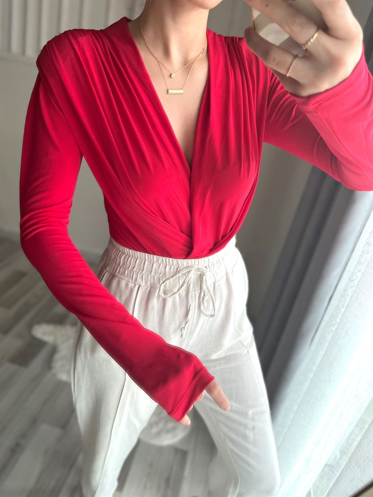 Kırmızı kruvaze bodysuit