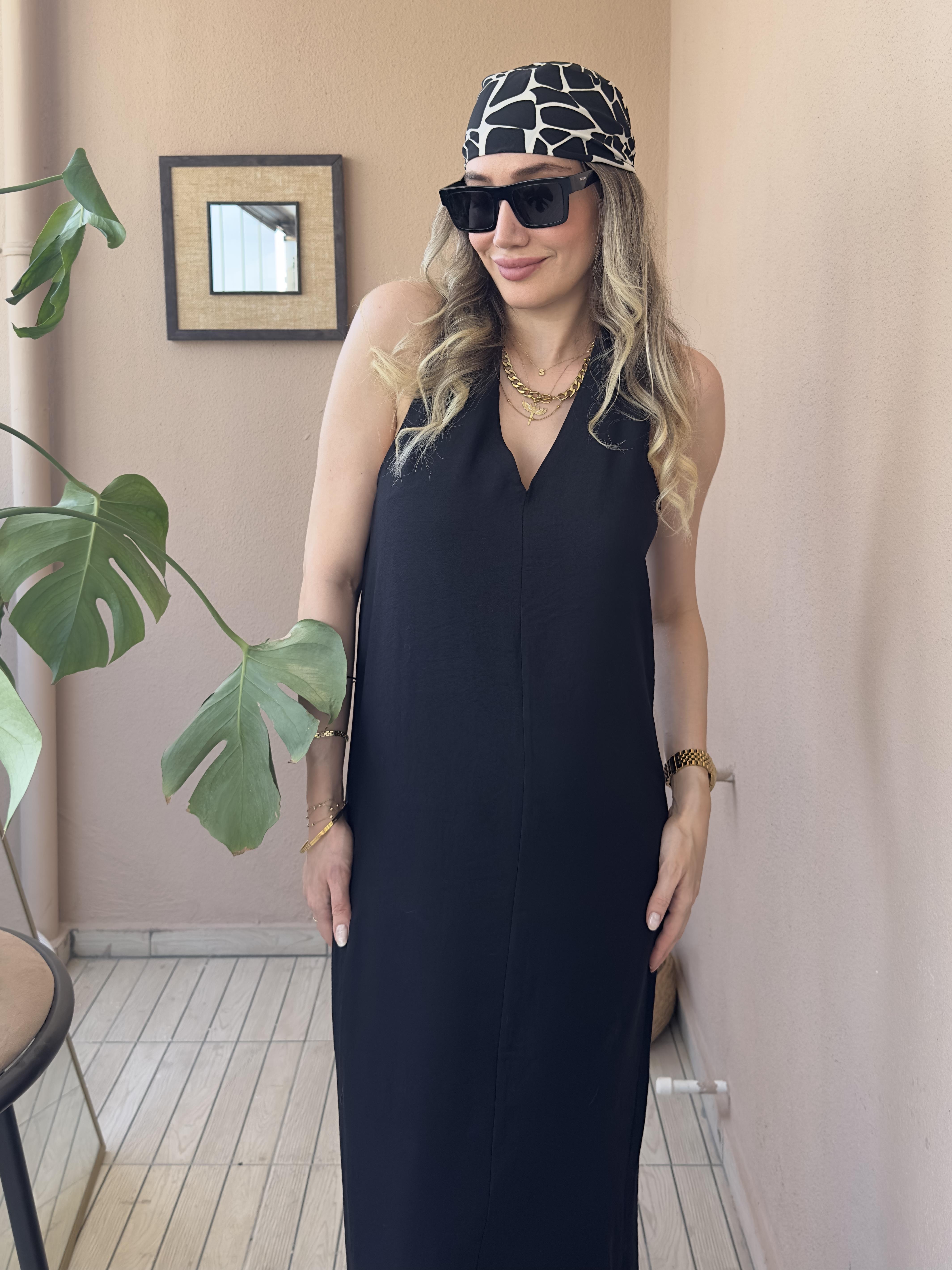 Sırtı çapraz uzun siyah elbise