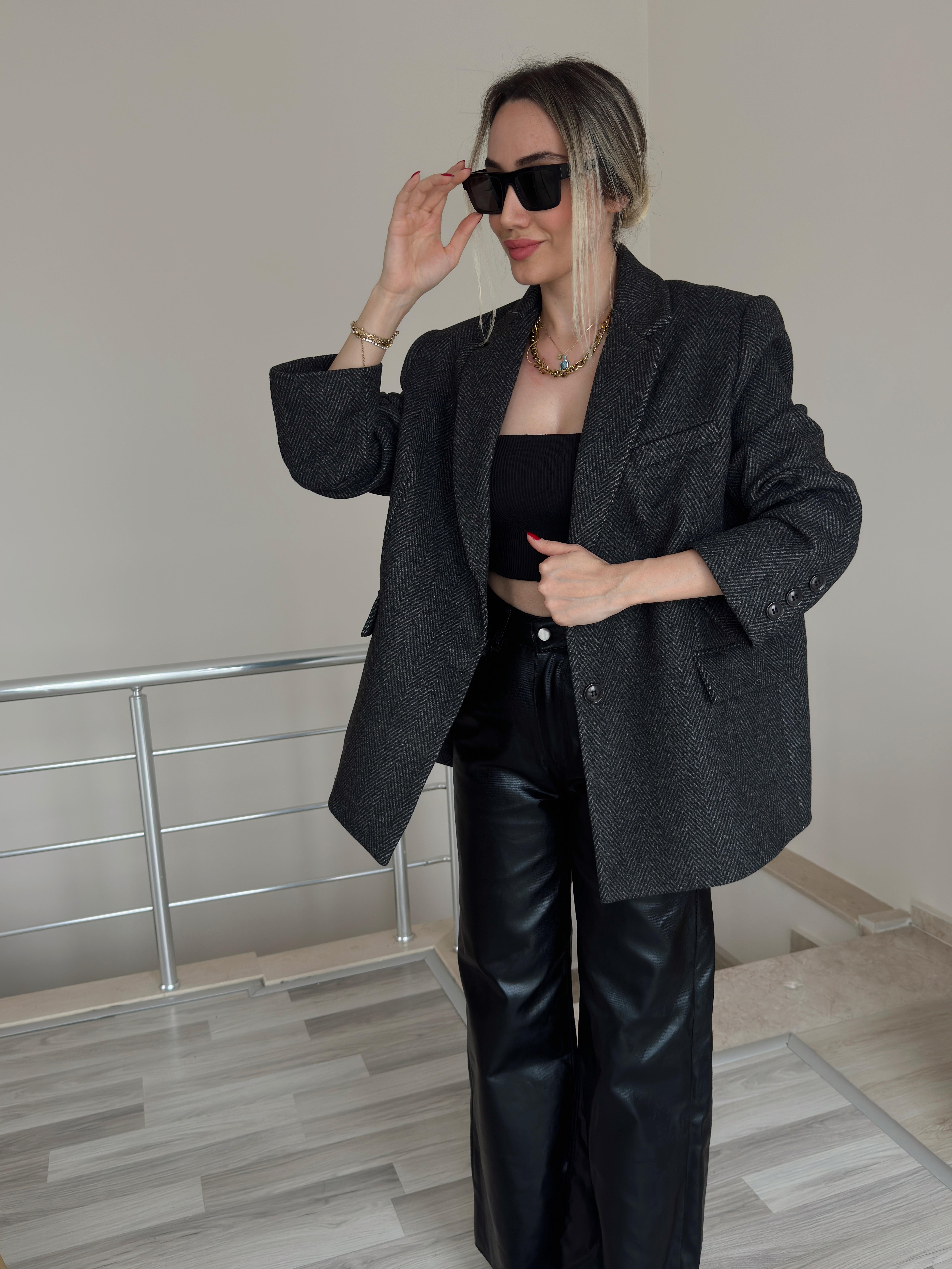 Siyah Balık Sırtı Kaşe Ceket