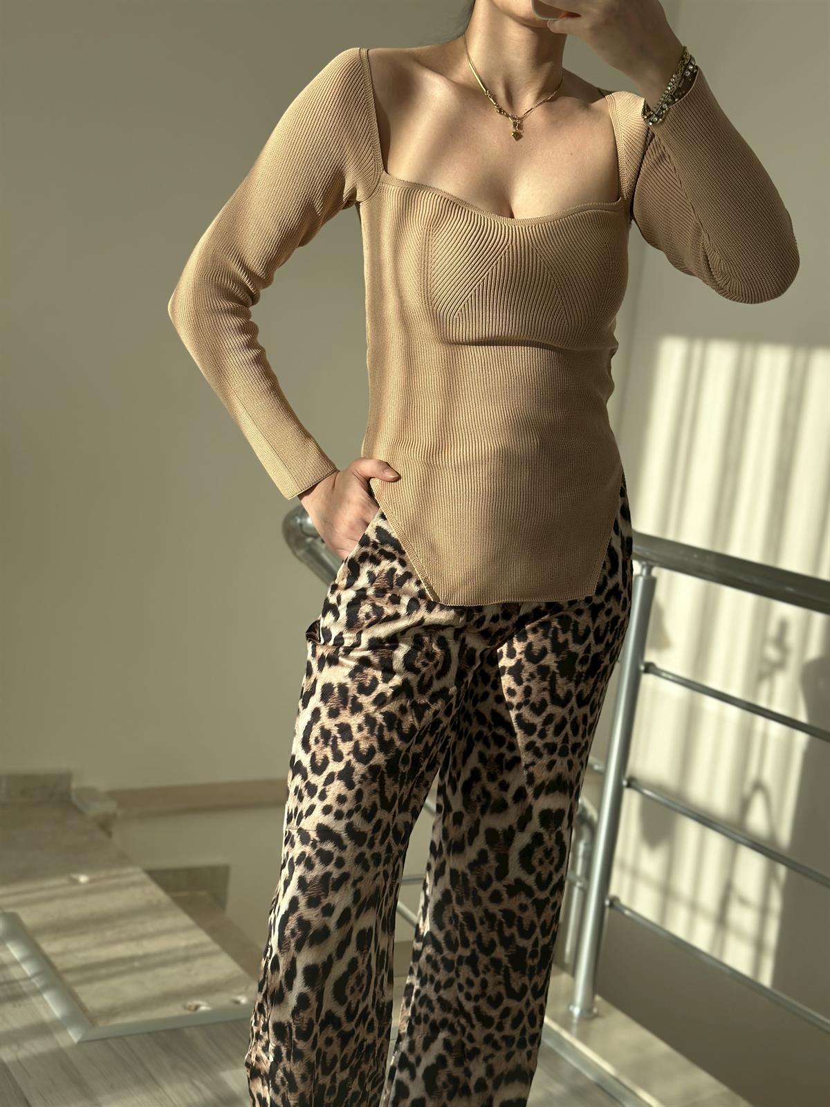 Kalp Yaka Ten Renk Triko