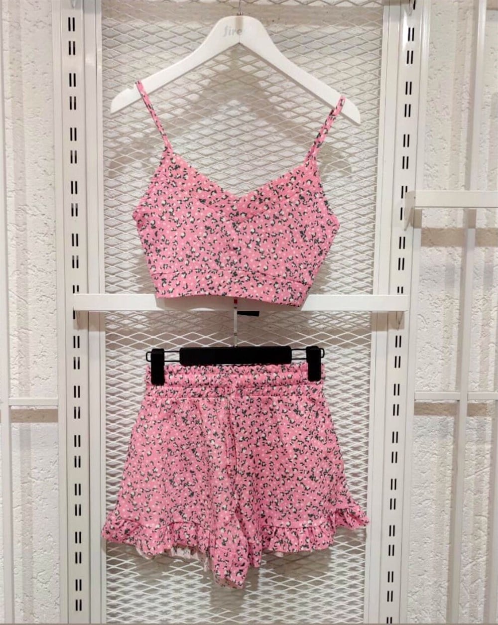 Pembe Askılı Takım