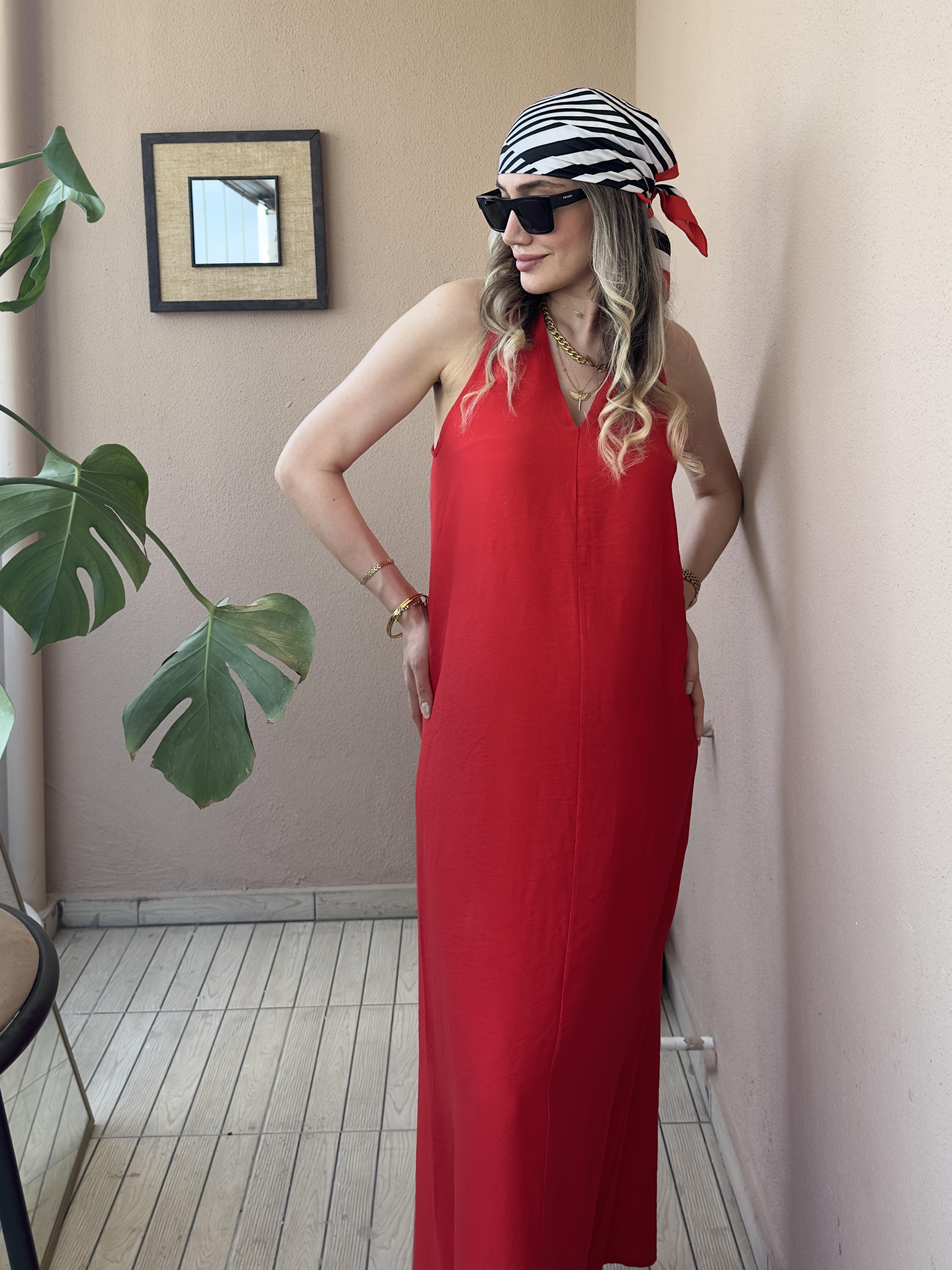 Sırtı çarpaz uzun kırmızı elbise 