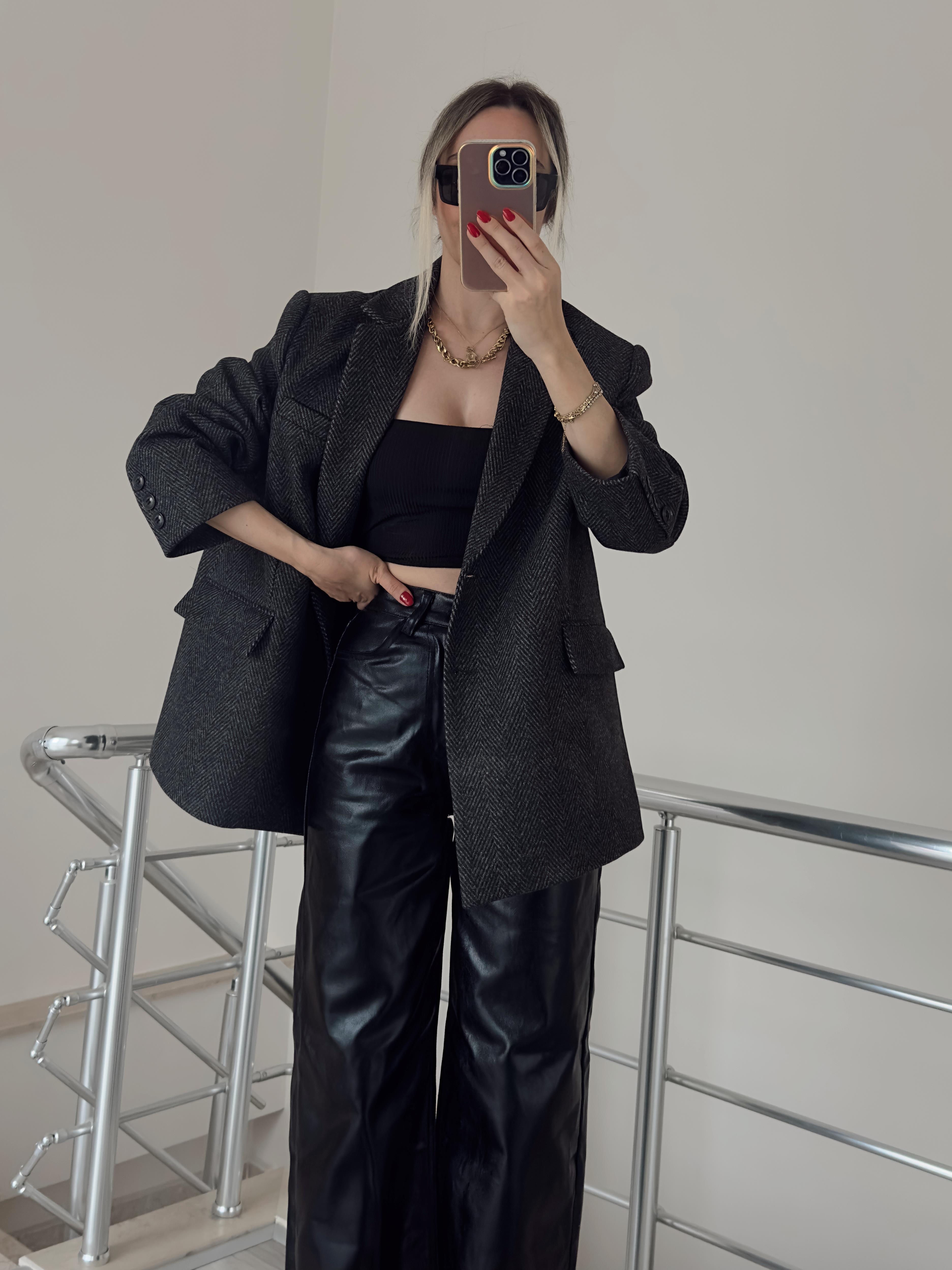 Siyah Balık Sırtı Kaşe Ceket