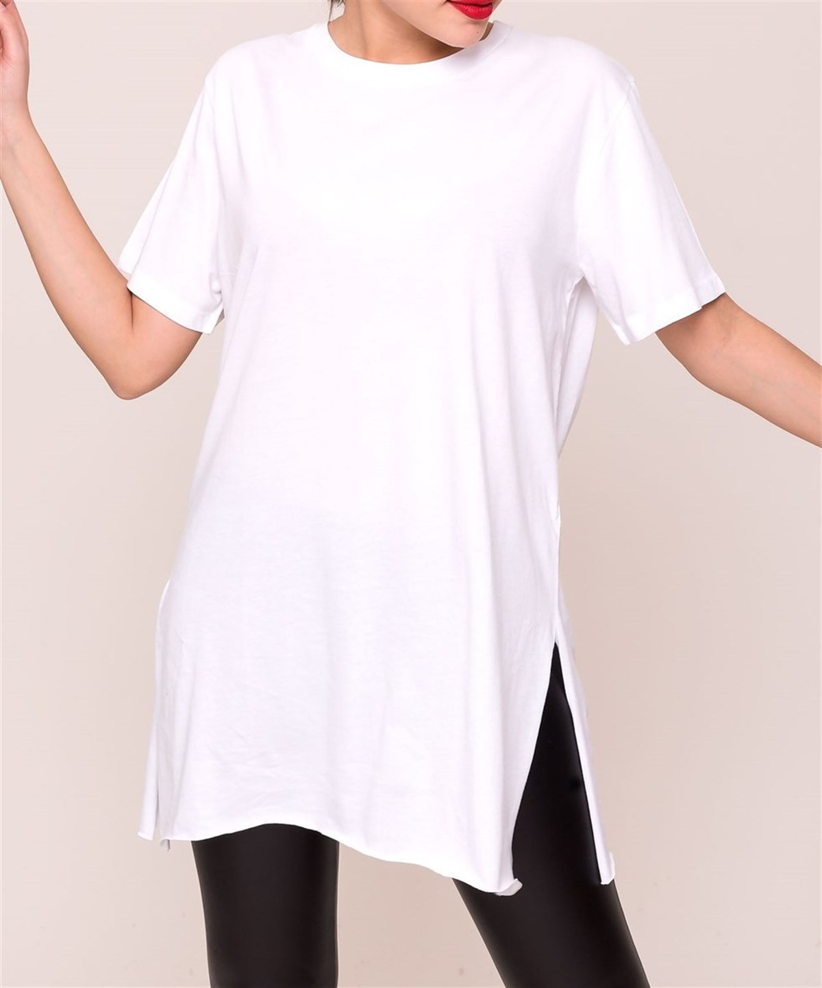 Yandan yırtmaçlı basic beyaz t-shirt