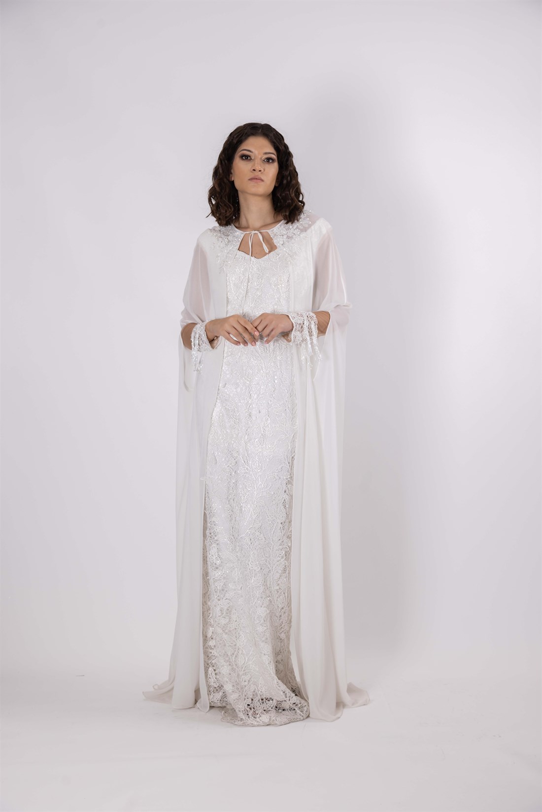 Dantelli Kumaş Uzun Kollu Pelerinli Beyaz Abiye Elbise - egelin