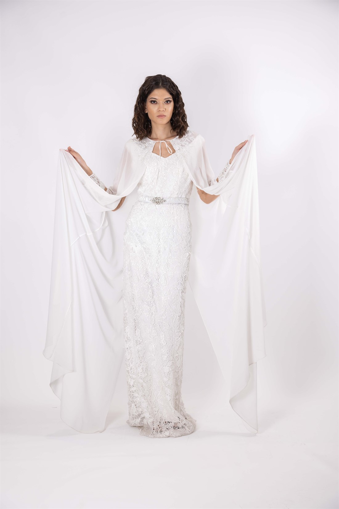 Dantelli Kumaş Uzun Kollu Pelerinli Beyaz Abiye Elbise - egelin