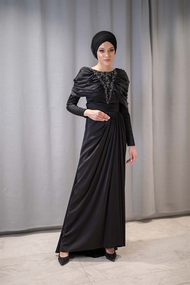 Taşlı Drape Yaka Detaylı Saten Siyah Tesettür Abiye Elbise - egelin