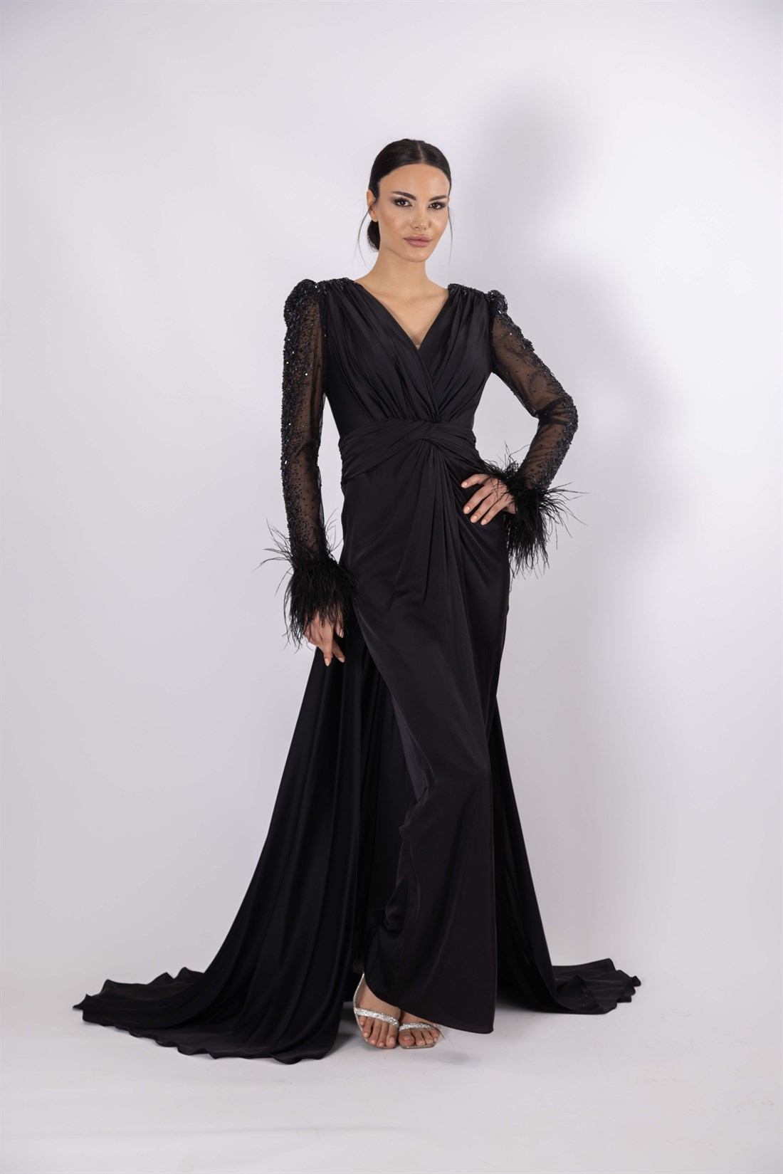 Transparan Taşlı Tüylü Uzun Kol Saten Siyah Abiye Elbise - egelin