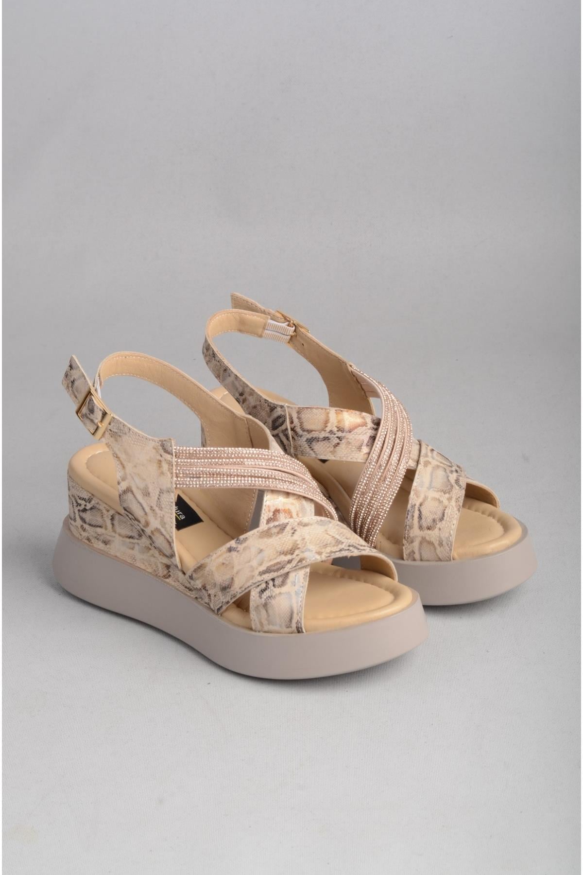 SEÇ 25107901 HAKİKİ DERİ TAŞLI DOLGU TOPUKLU SANDALET (Topuk:7,5 cm, platform: 2,5 cm) ALTIN YILAN