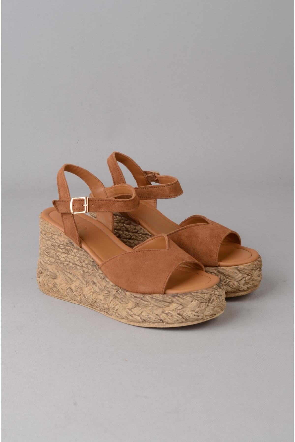 SEÇ 4036 HAKİKİ DERİ DOLGU TOPUK SANDALET (Topuk Boyu:9 cm, Platform: 3 cm) TABA SÜET