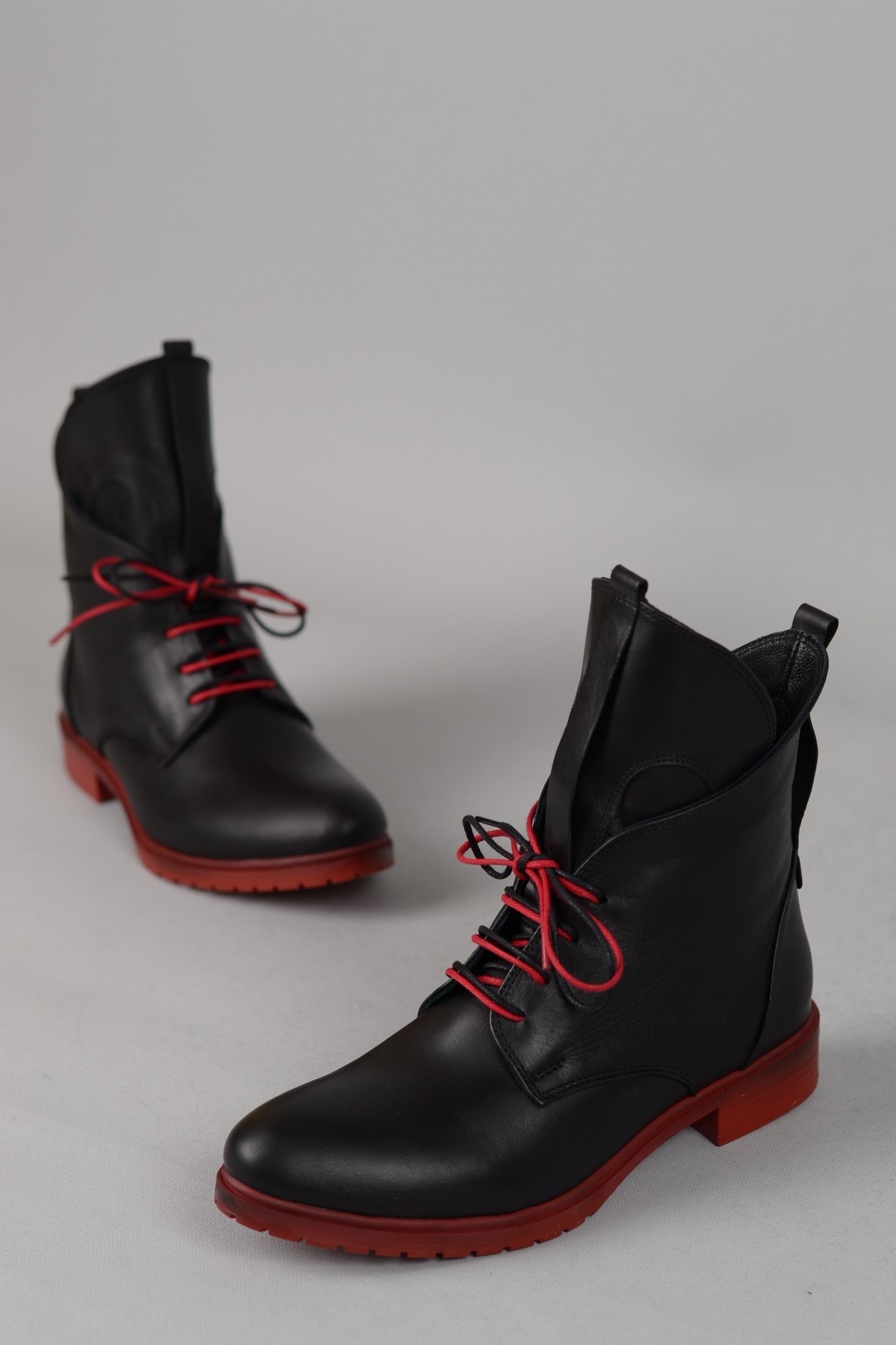 SEÇ 2117 HAKİKİ DERİ KADIN POSTAL BOT SİYAH-KIRMIZI
