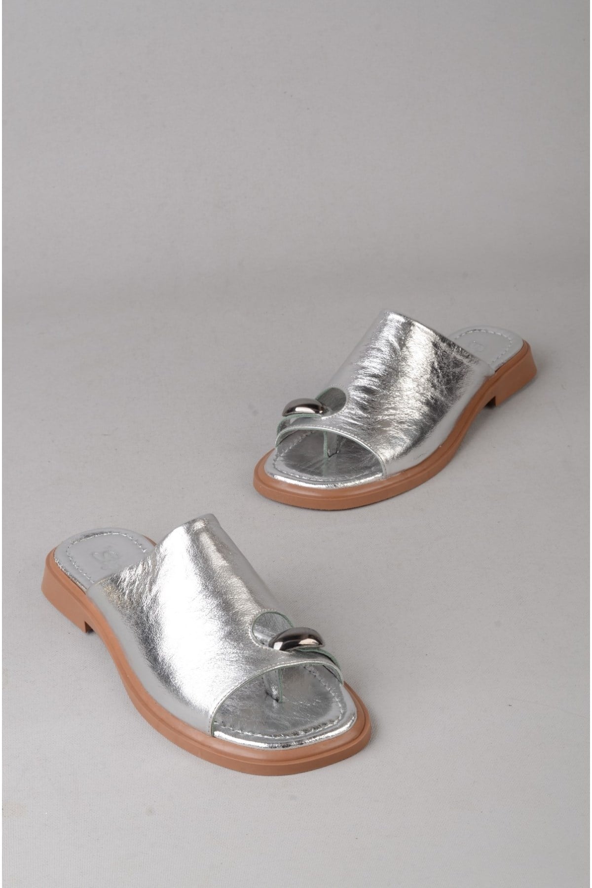 SEÇ 4099 HAKİKİ DERİ KADIN PARMAK ARASI TERLİK (Topuk Boyu:2cm) GÜMÜŞ