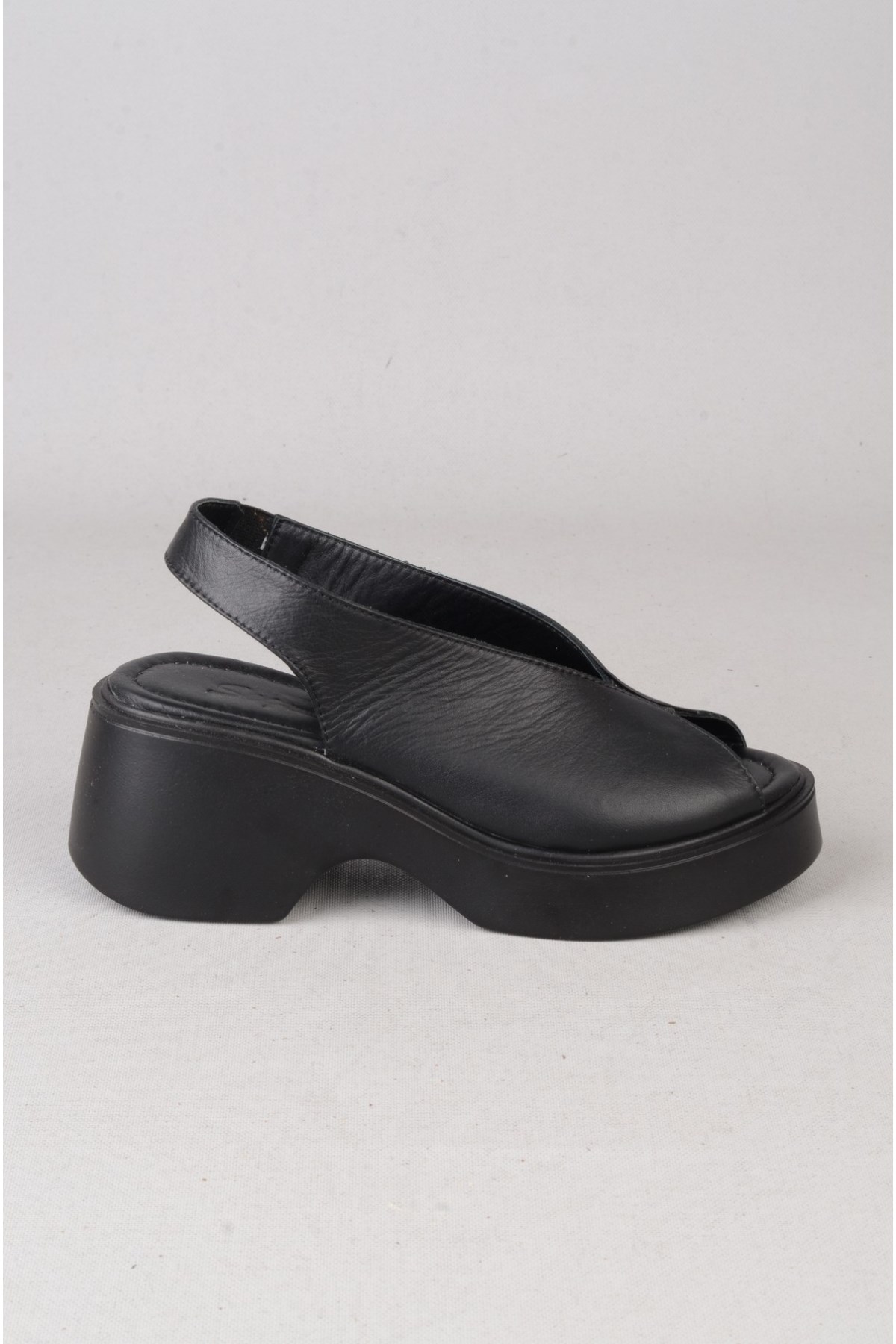 SEÇ 4126 HAKİKİ DERİ TOPUKLU KADIN SANDALET (Topuk:6,5cm Platform:2,5cm) SİYAH