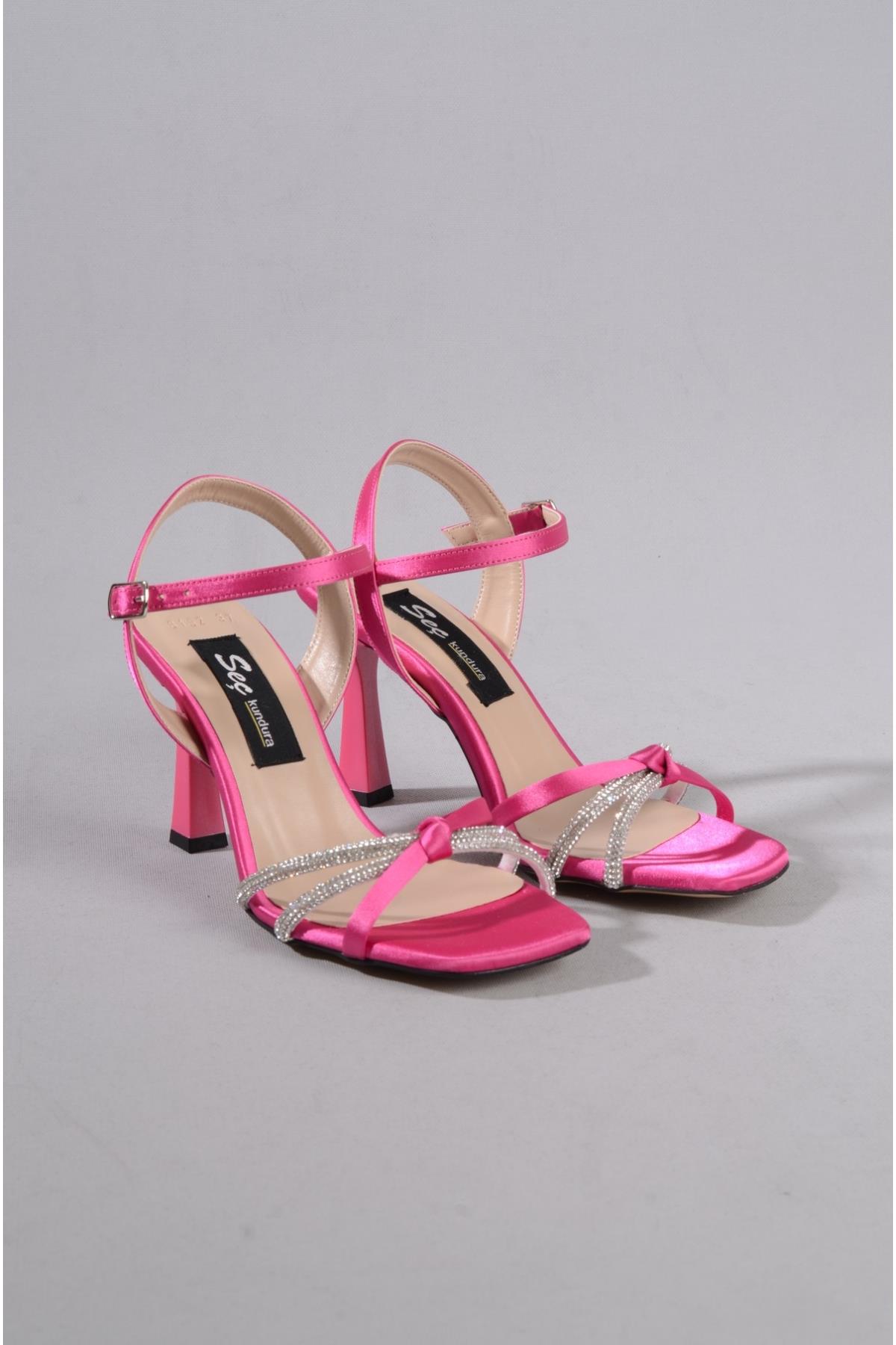 SEÇ 8152 TAŞLI BANTLI ABİYE AYAKKABI (9 cm) FUŞYA SATEN