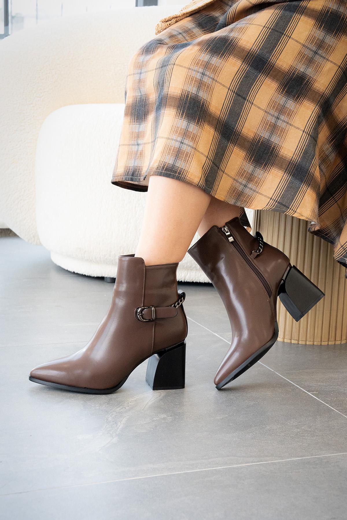 SUNDAY ORİJİNAL KRİSTE BELL İTHAL ARKA ZİNCİR DETAYLI TOPUKLU  KADIN BOT KAHVE