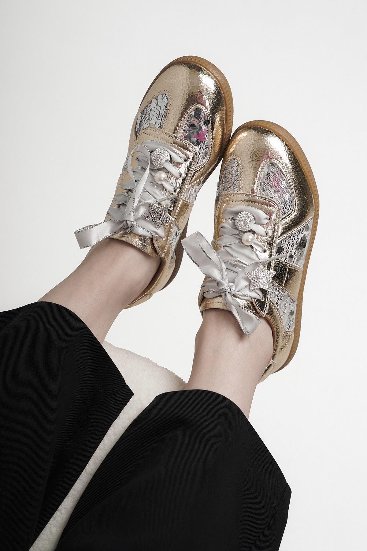 KAMİLA GUJA İTHAL ÖZEL SERİ TAŞ VE PUL DETAYLI KADIN SPOR AYAKKABI ALTIN