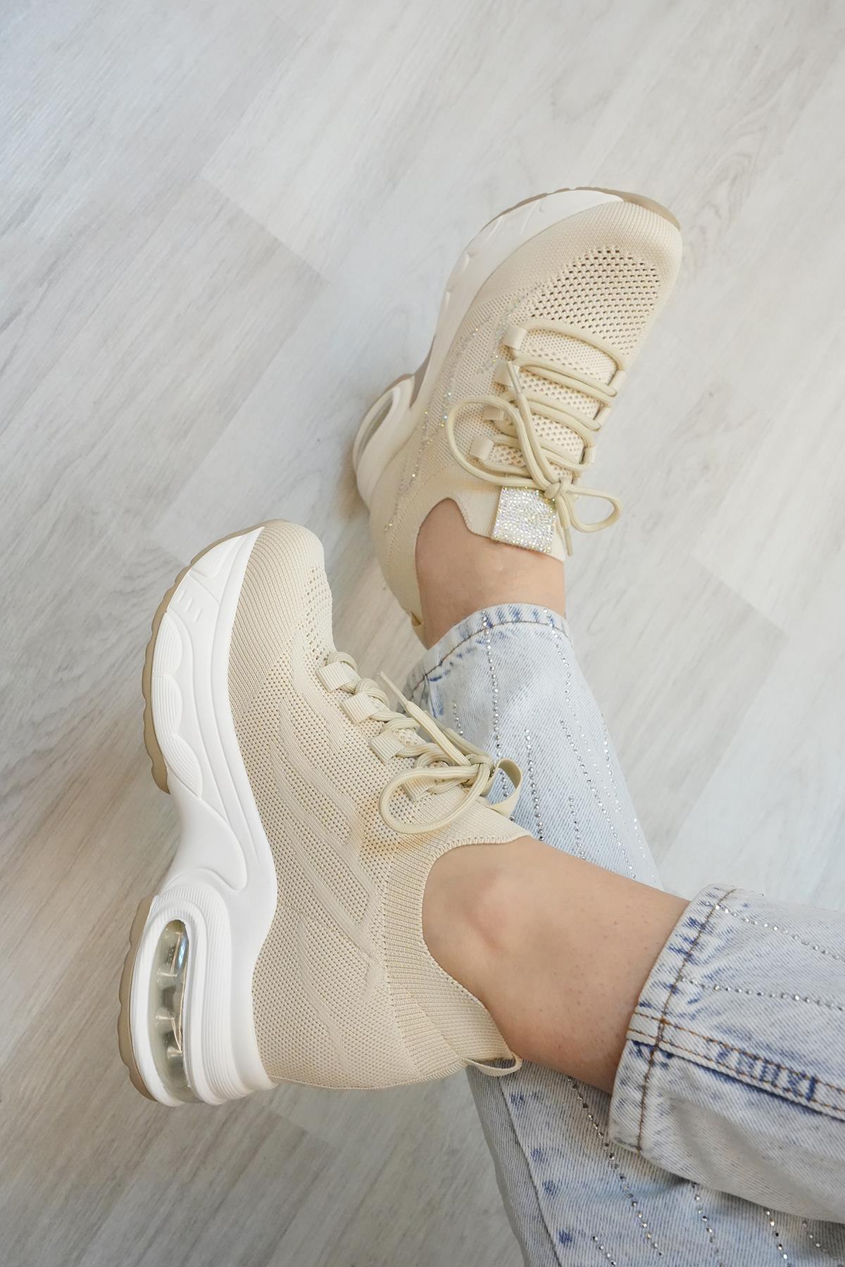 NANCY GUJA İTHAL ÖZEL SERİ İÇTEN GİZLİ DOLGU YAN TAŞ DETAYLI TRİKO KADIN SPOR AYAKKABI BEJ