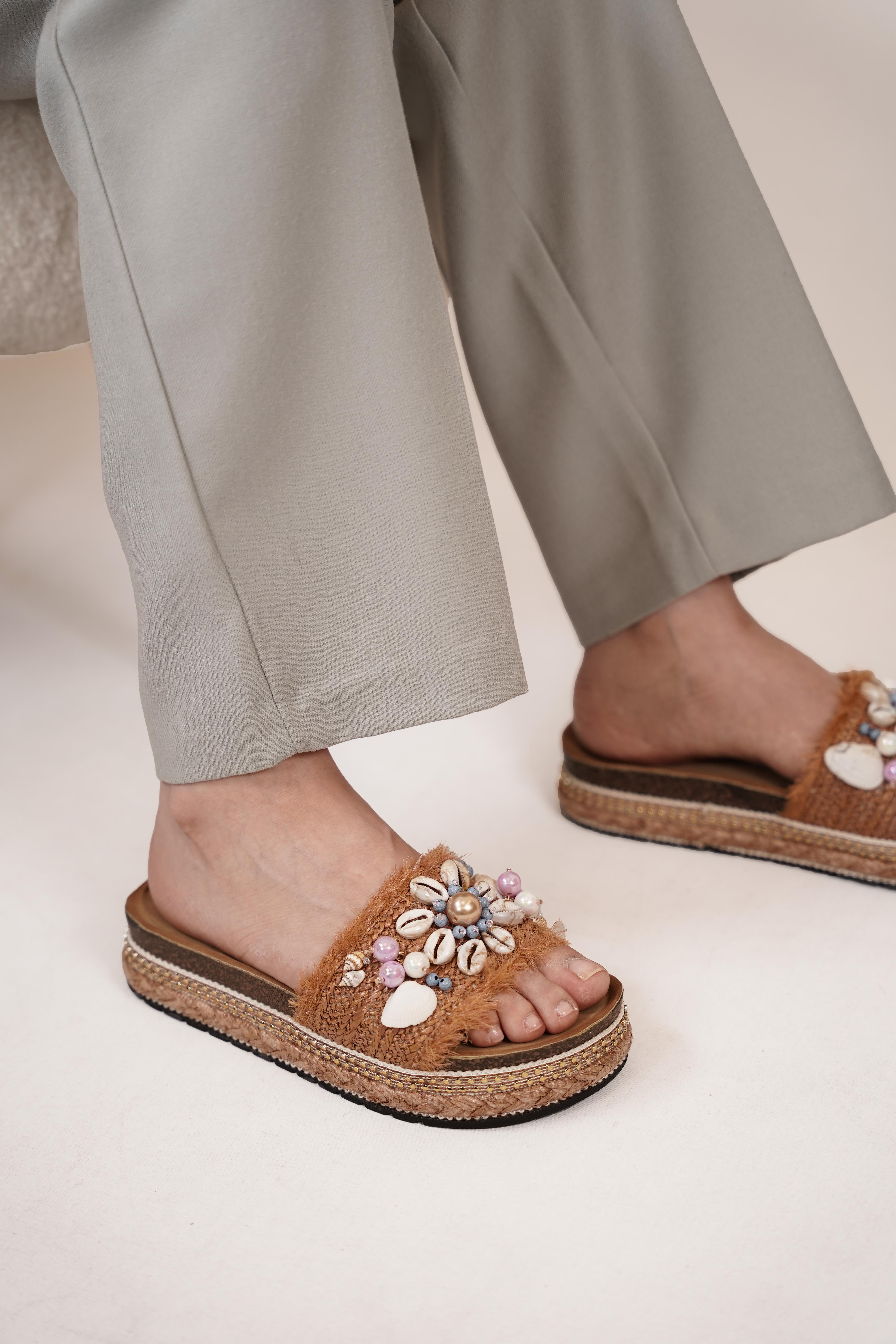 İMELDA GUJA İTHAL ÖZEL SERİ DENİZ KABUĞU TAŞ DETAYLI COMFORT KADIN TERLİK CAMEL