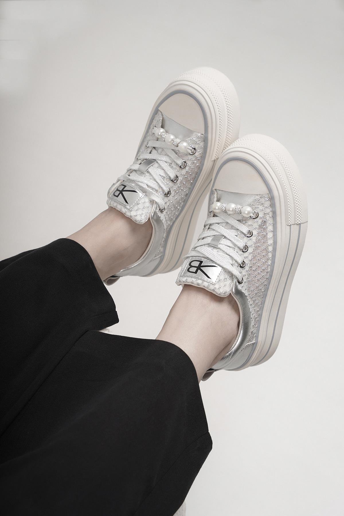 MONİCA ORİJİNAL KRİSTE BELL İTHAL ÖZEL SERİ İNCİ DETAYLI KADIN SPOR AYAKKABI GÜMÜŞ